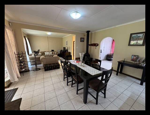 4 BEDROOM HOUSE FOR SALE IN VAN RIEBEECK PARK